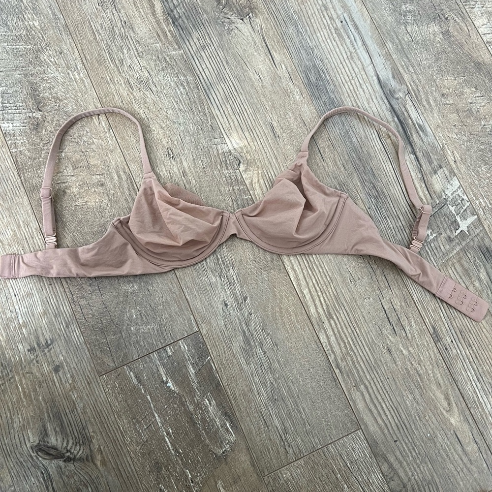 SKIMS Tan Underwire Bra with Adjustable Straps